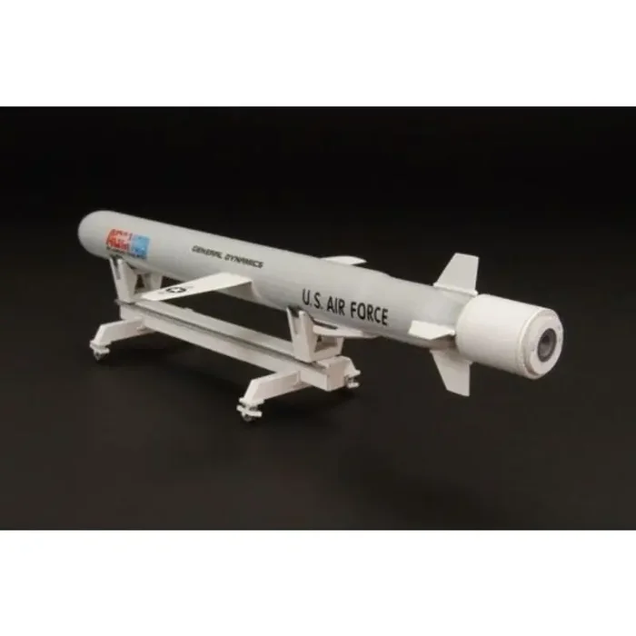 Maqueta AGM-109 TOMAHAWK–Resin kit with PE parts and decals of US modern cruise missile
